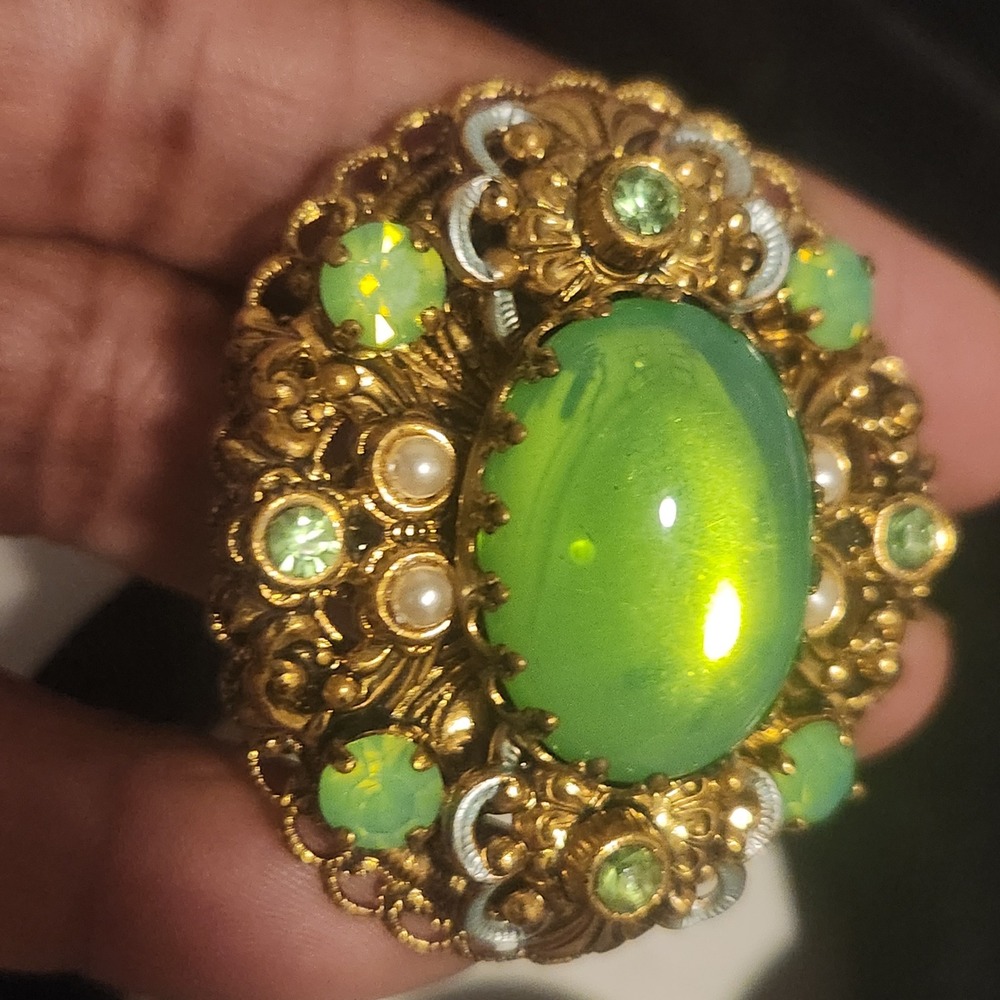 Vintage west Germany Green Cabochon Brooch Gold Tone Filigree Pearl Rhinestone - Picture 8 of 14